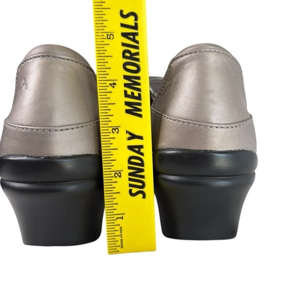 ARAVON Maya Mary Jane Pumps Women's Size 10 Gray Pewter Metallic Comfort Shoe - Picture 13 of 16